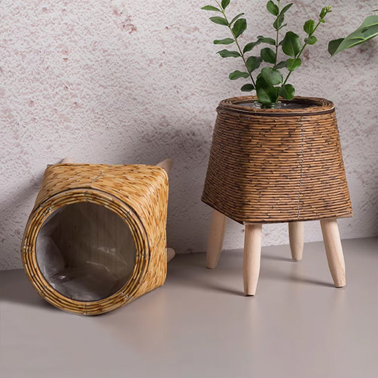 cache pot sur pieds Panier Porté modèle pyramide intérieur en plastique hydrofuge et extérieur tressé