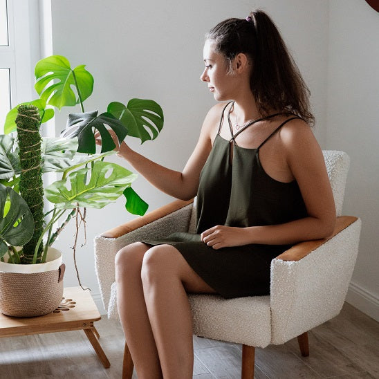 tuteur pour plante grimpante FlexoMousse avec Monstera et admirée par sa propriétaire