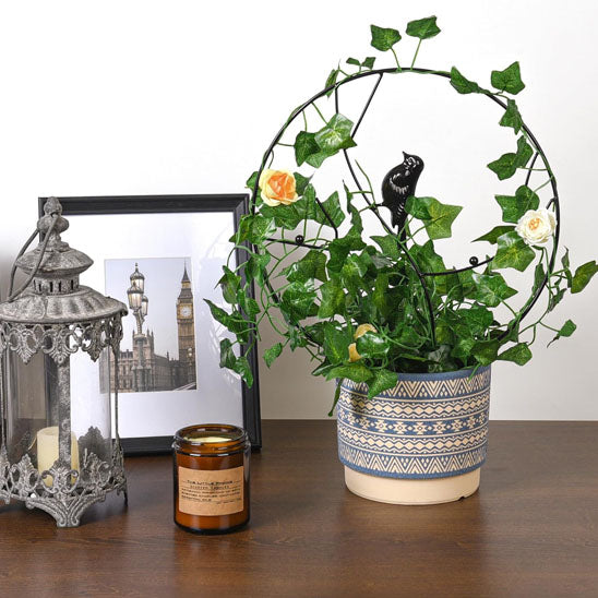tuteur pour plante grimpante rond et oiseau déposé sur une table