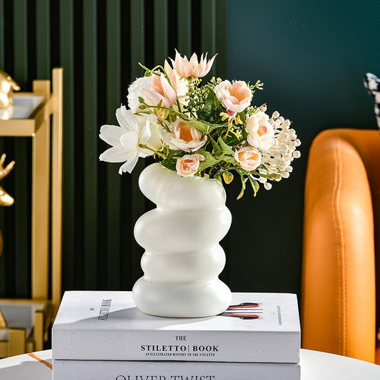 vase pour les fleurs Blanc avec fleurs sauvages