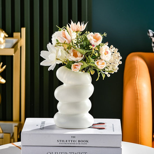 vase pour les fleurs Blanc avec fleurs sauvages