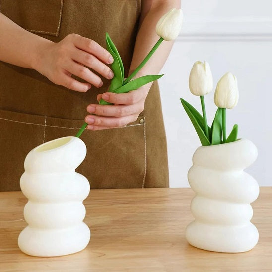 vase pour les fleurs Blanc avec jardinier et tulipes