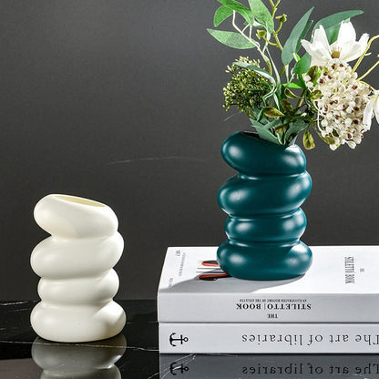 vase pour les fleurs Blanc et Bleu sur un livre