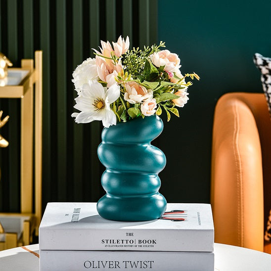 vase pour les fleurs bleu avec fleurs sauvages